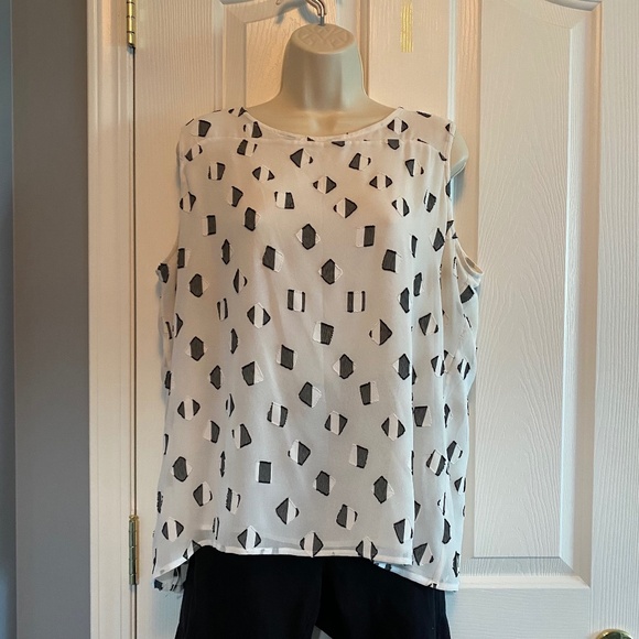 BUY 2 ITEMS & GET 1 FREE: Tommy Hilfiger B&W Geo Print Blouse Sz XL - Picture 1 of 8